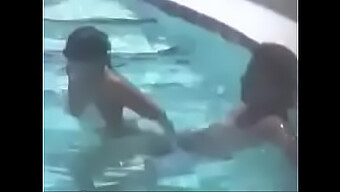 Espía A Una Pareja Disfrutando Del Sexo En La Piscina Al Estilo Del Perro