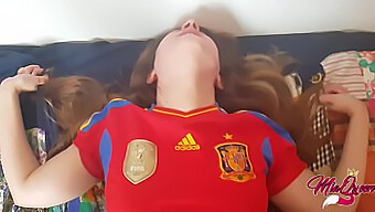 Egy Fiatal Spanyol Lány Segít Egy Kanos Tininek Az Első Szexuális Élményében, Amely Krémes Pipában Csúcsosodik Ki.