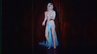 Vintage Ameriški Burlesque Performer Misirlou Je Mamljiv Ples Zgoraj Brez