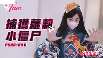 年轻的亚洲少女在硬核角色扮演中探索她的性欲