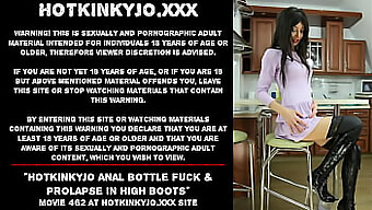 Hotkinkyjo เล่นทางทวารหนักและหยอกล้อกับรองเท้าบูท