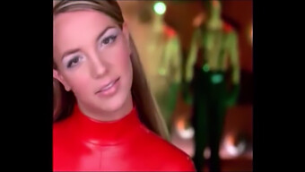 Momentele Intime Ale Lui Britney Spears Surprinse Într-Un Videoclip