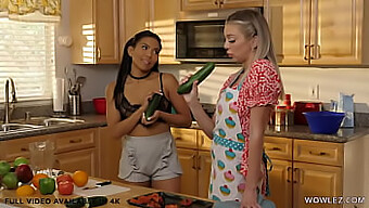 Tiffany Watson E Jada Kai Se Envolvem Em Brincadeiras Eróticas Na Cozinha