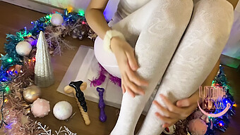 Session De Masturbation Et De Fist De La Fille Amateur Russe À Noël