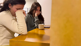 Encontro Público No Banheiro Leva A Um Sexo Lésbico Intenso E Quente.