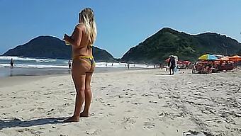 Une Femme Cocu Admire Une Latina Aux Courbes Généreuses En Maillot De Bain