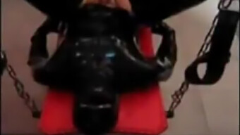 Mistress Dominerer Underdanig Med En Strapon I Latexantrekk