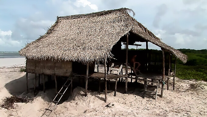 Kaksi Turmeltunut Parit Harjoittaa Suun Ja Ulkona Seksiä Brasilian Beach House