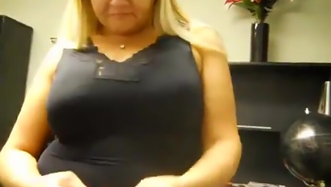 Blondinka Milf Si Sleče Nedrček Na Spletni Kameri In Razkrije Svoje Velike Naravne Prsi