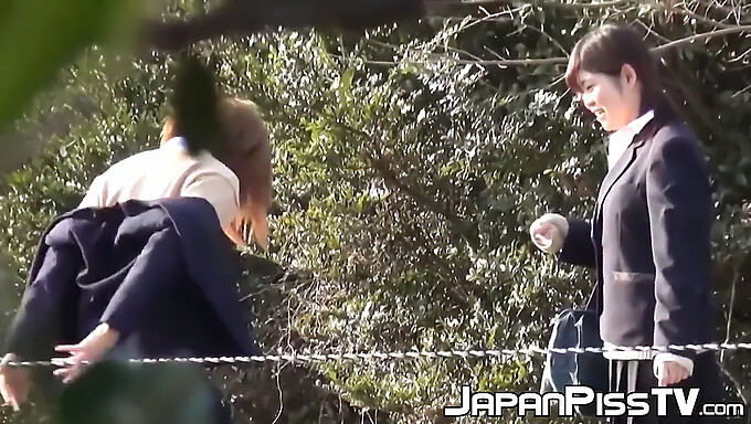 Teens Japonaises S'Engagent Dans Un Pipi En Plein Air Et Une Étreinte Sensuelle