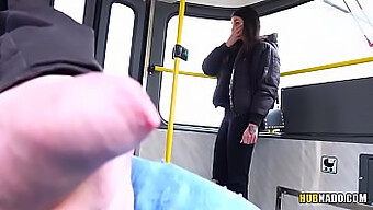 Pov-Video Av Jente Som Blir Tatt For Å Onanere På Offentlig Transport