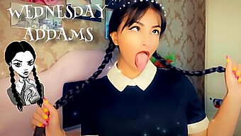 Büyük Popolu Cosplayer Wednesday Addams, Ahegao Yüzüne Boşalan Bir Derin Boğaz Veriyor