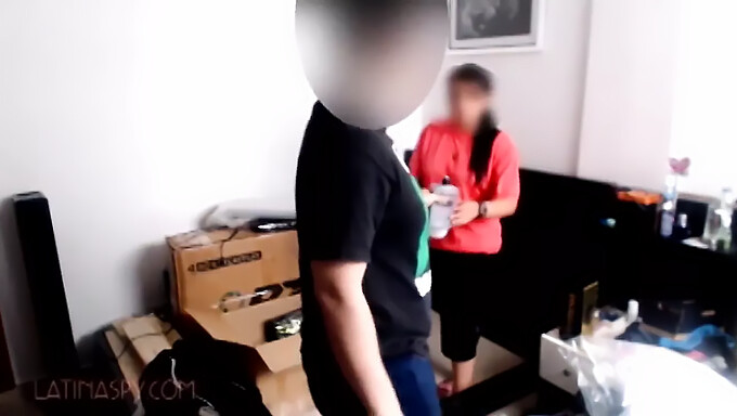 Seorang Pembantu Rumah Latina Dengan Punggung Besar Menerima Tusukan Yang Kuat