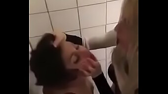 Une Femme Utilise Le Bdsm Pour Contrôler Son Amie Dans La Salle De Bain.