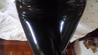 Femdom Mistress Dominál Latex Játékkal És Maszturbációval