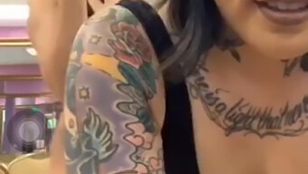 Garota Asiática Tatuada Dança De Cueca No Periscope Para Mulheres