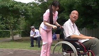 Una Extraña Cuidadora Japonesa Con Un Atuendo Diminuto Recibe Atención Al Aire Libre. ¡mira Cómo Se Divierte!