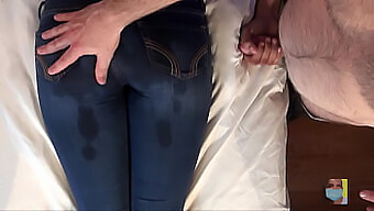 Vidéo Pov Exclusive D'Un Cul En Jeans Huilé Et Doigté