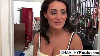 Charley สนุกกับการเดินทางเดี่ยวที่เย้ายวนใจด้วยส่วนเว้าส่วนโค้งที่น่าทึ่งของเธอ