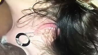 Una Donna Dai Capelli Scuri Fa Un Atto Di Sesso Orale Disordinato Su Un Grosso Cazzo Nero In Un Veicolo