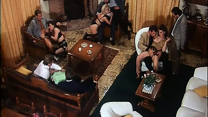 Klasični Porno Film Prikazuje Skupinski Seks In Izliv